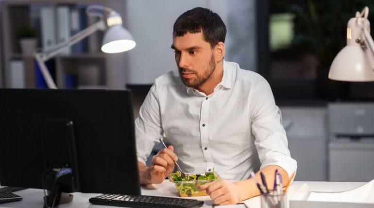 comer-tarde-podera-aumentar-o-risco-de-obesidade-e-outros-problemas-de-saude
